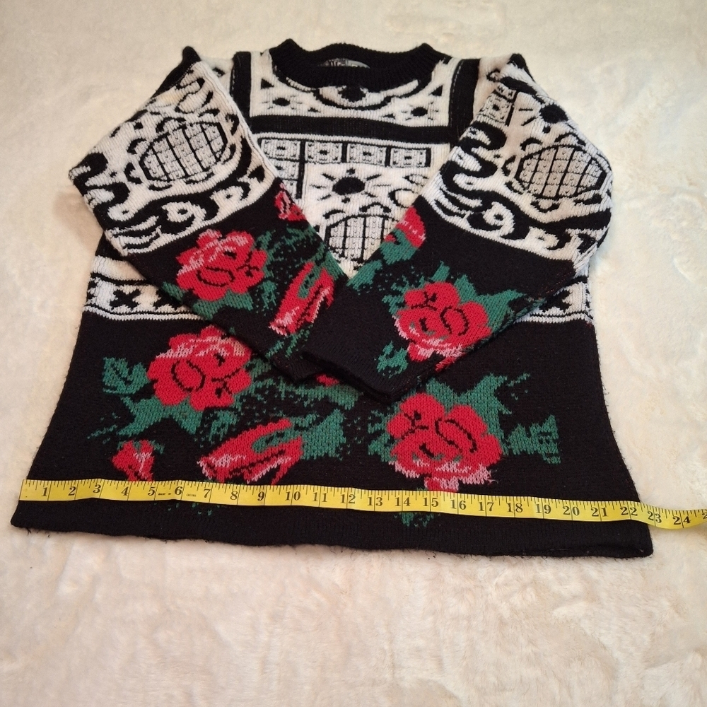 Vis-A-Vis White Geometric Graphic Floral Red Roses Knit Sweater Women Size Small - Picture 14 of 16